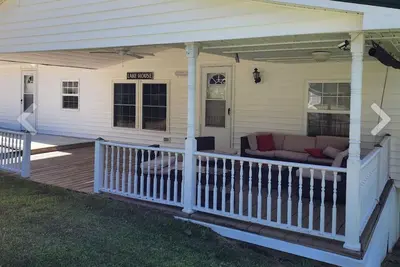 Image de Charming 2-bedroom house by the lake in Dover Tn
