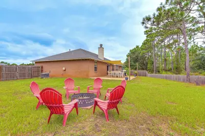 Image de Pensacola Home w/ Fire Pit, 7 Mi to Beaches!