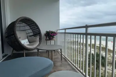 Image de Beachfront! Open Concept! Stunning 3 walls of  Glass!
