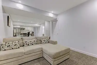 Image de Comfortable Basement Suite in Sw Edmonton