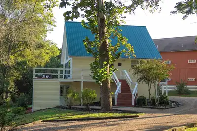 Image de \"Riverside Chalet\" Walk-in Norfork River Access in Norfork, Ar