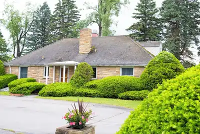 Image de Historic Gate Lodge lovingly renovated and fully furnished in quaint Akron