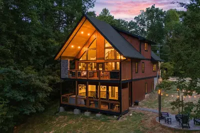Image de Luxe Cabin-Indoor Pool, Theater, Game Room, Fire Pit!