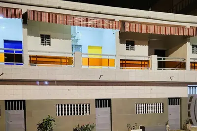 Image de Chic appartement modernement meublé, proche commerce.