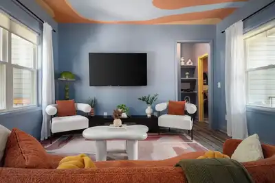 Image de Artsy Spring Bloom Vibe – Garage Gym & Game Room – Relax N Raleigh