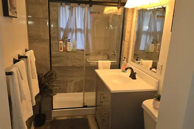 Image de Cozy 2-bedroom newly renovated with balcony and updated kitchen and bath.