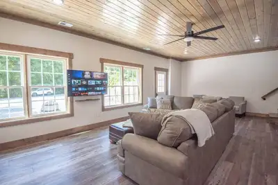 Image de Tucked away in the woods - minutes to the New River - King Beds - Acreage to explore!