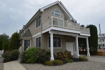 Image de Wonderful Avalon Nj vacation rental home. Recent updates throughout. Convenient to the beach and downtown shops and restaurants.