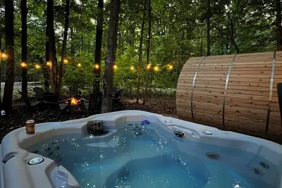 Serene chalet with fire pit, hot tub and barrel sauna in Shanty Creek