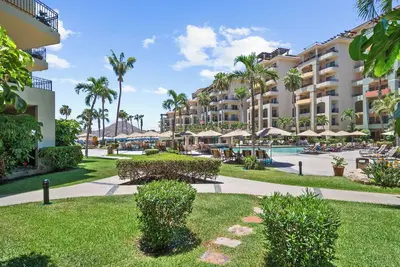 Image de Luxury Ground Floor Villa-Poolside and Beachfront Access!