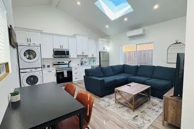 Image de Bright & Modern Gem: Central Location ~ New\nEntire 2bd/1ba Guesthouse