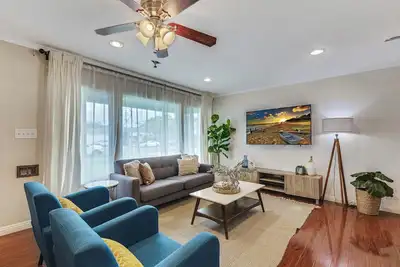 Image de Exquisitely Crafted La 4/2 Home in Gardena Close to Everything!