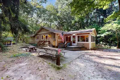 Image de Serene Lake Michigan home with private beach access, wooded land, near town.