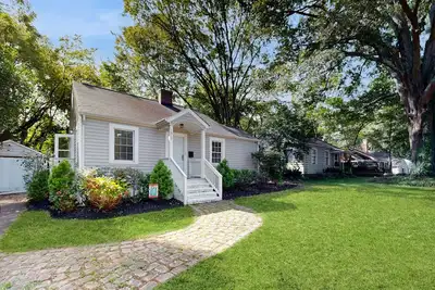 Image de Charming House with Cozy Patio and Firepit for Relaxing Evenings