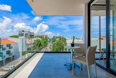 Image de Luxury condo with resort amenities, balcony, and internet