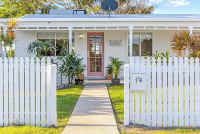 Image de Welcome to Farnborough Beach Cottage!