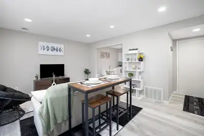 Image de Charming and cozy with a modern flair, 2 Br/ 1. 5 Ba, townhome apartment