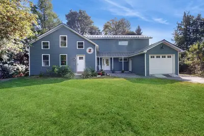 Image de Escape to this spacious lakefront retreat with W\/D, Ac, firepit, & grill