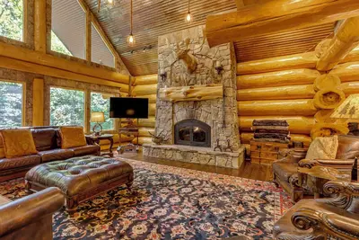 Image de Private Hot Tub & Home Theater: Ranger Log Cabin!