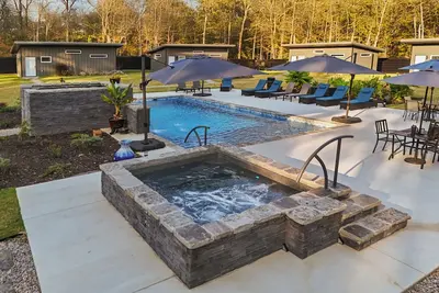 Image de Boutique Resort for Grown-Ups – Hot Tub, Fire Pit, and Chill Vibes- Home 3