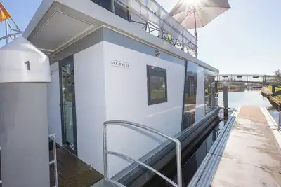 Image de Houseboat 1 See-Treff. Firmly anchored and with a panoramic view.