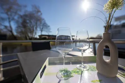 Image de Houseboat 3 lake lounge. Unconventional and with privacy.