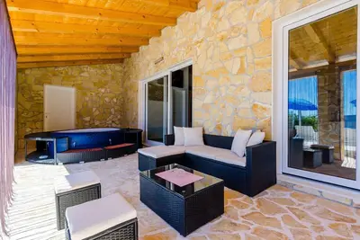 Villa Mateo - 3 Bed Apt with Terrace&Private Pool