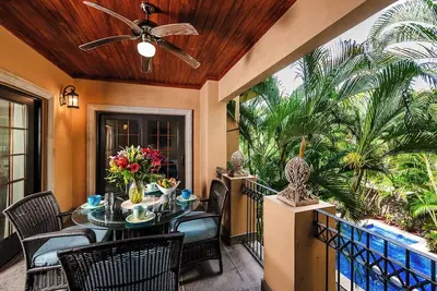 Image de La Esquina 9, beautiful Remodeled Condo, 2 minute walk to the beach