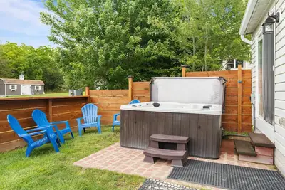 Image de Tranquil Escape; Hot Tub~Lake Access~Views