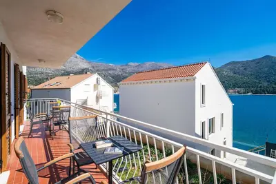 Image de Apartment Bobić- Three Bedroom Apartment with Balcony and Sea View