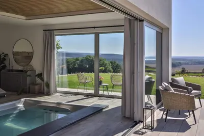 Image de Relax in the Shire - private interior pool/sauna/jacuzzi/view