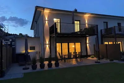 Image de 8p Holiday home \"Seegelblick\" in the first row of the lake with sauna, fireplace & wallbox