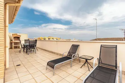 Image de Penthouse 2 minutes from the beach with large terrace, views of the castle and swimming pool