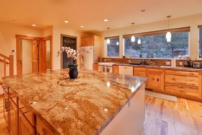 The Elevator House – Gorgeous Stateline Home for 10, 5 Min to Stagecoach Lift!