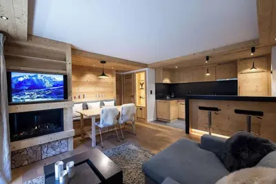 Image de Luxueux 2 Chambres au Cœur de Courchevel 1850 – Accès Direct aux Pistes et Cheminée Moderne