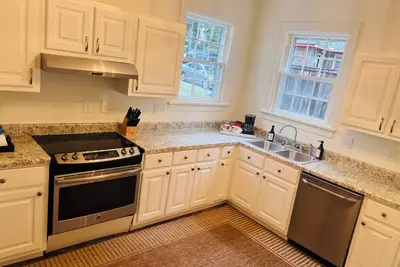 Image de Walk to the Square! Historic District Home on South Lamar!