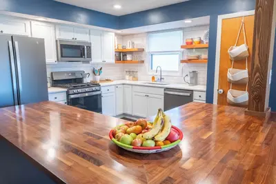 Image de Spacious Modern Bi-Level: Ideal for Groups