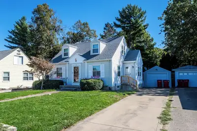 Image de Contemporary Bungalow in Champaign Near Bakery