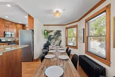 Image de Excellent Location! Beautiful Home for up to 12