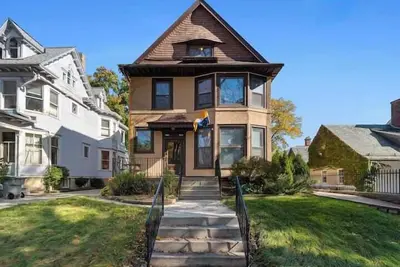 Image de Awesome Large Home | Exceptional Location!