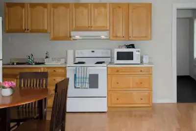 Image de Spacious and spotless two-bedroom suite with full kitchen and livingroom.