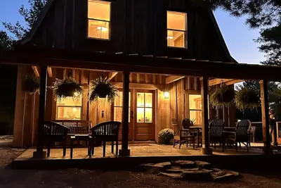 Image de New+Secluded w/Pool! 16ac, hot tub, fire pit, arcade, theater room& fishing pond