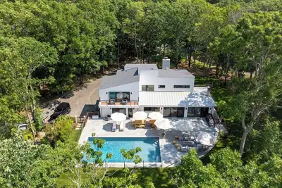 Image de Brand New Southampton Home with Modern Design, Private Heated Pool, Open. . .
