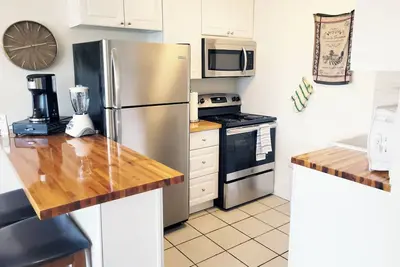 Image de Sunny 1-bedroom in charming Bayside close to restaurants and Bayside train