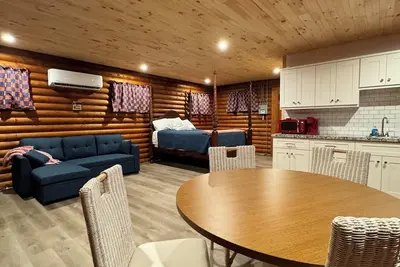 Image de Nice log cabin on back country road with peace, quiet and the amenities of home