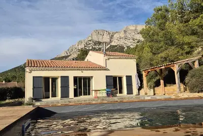 Image de Maison avec piscine au pied de la Montagne Sainte Victoire