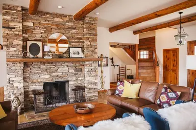 Image de A River Runs Through It - Log Home, Garage Game Room, 50 Acres, 3 Min to Town
