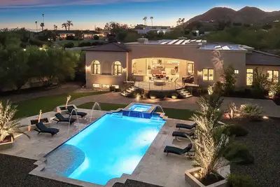 Image de Celebrate Nye in Style: 9200 sqf Estate w/ Pool, Spa, Theater & Epic Views
