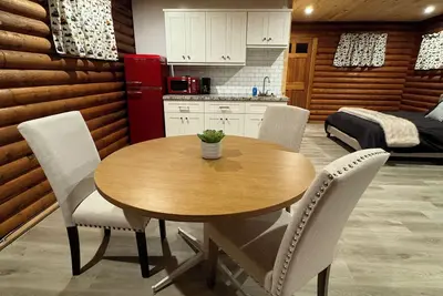 Image de Charming log cabin on back country road with peace, quiet, all amenities of home