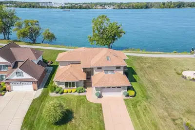 Image de Private resort overlooking Niagara River entrance to Erie Canal on Niawanda Park